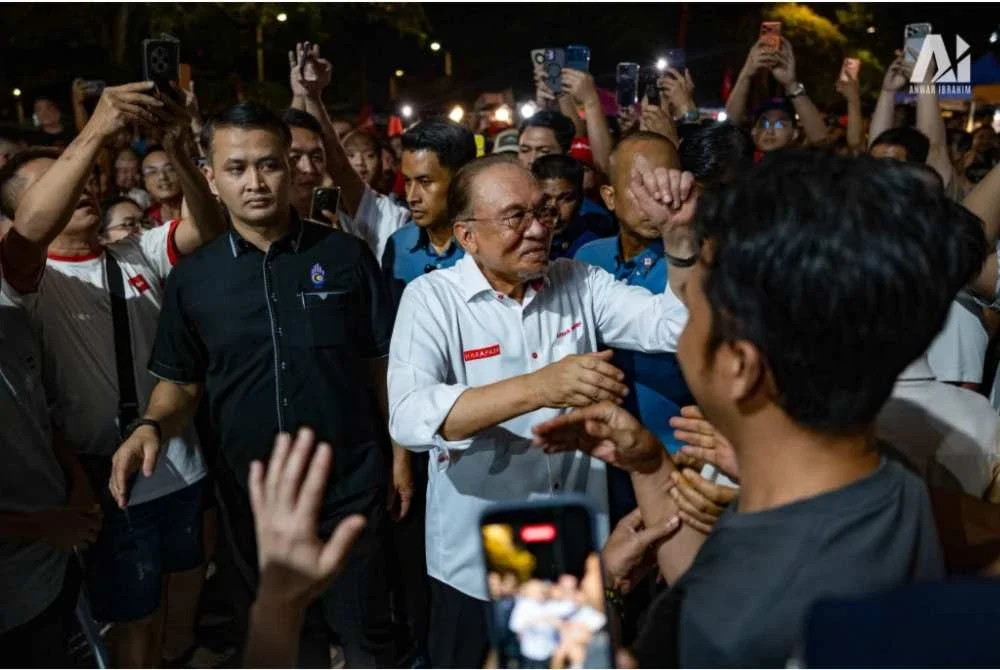 Ketibaan Anwar disambut penyokong pada program Jelajah Johor Ke Depan di Tangkak, Johor pada malam Ahad. Foto Facebook Anwar Ibrahim