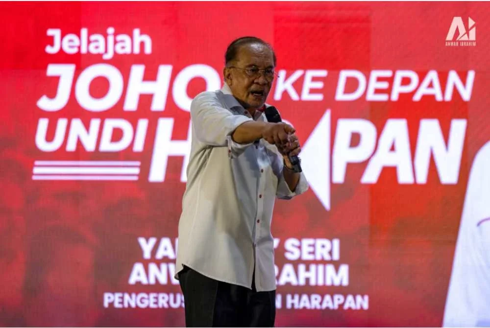 Anwar ketika berucap pada program Jelajah Johor Ke Depan di Tangkak, Johor pada malam Ahad. Foto Facebook Anwar Ibrahim