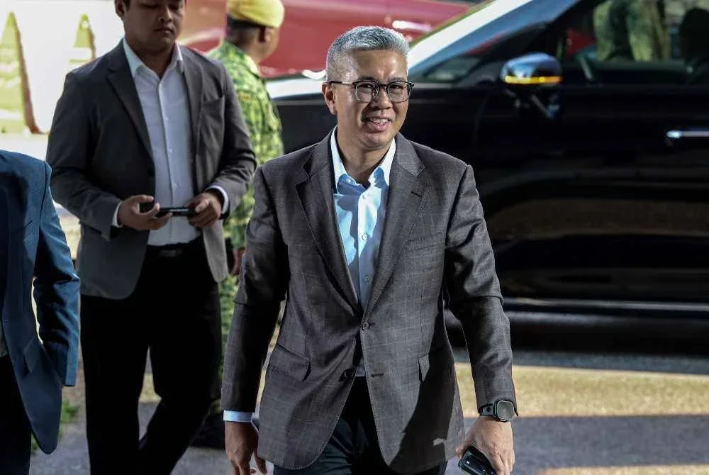 Tengku Zafrul hadir memberi keterangan dalam perbicaraan kes rasuah dan pengubahan wang haram melibatkan Tan Sri Muhyiddin Yassin di Mahkamah Tinggi Kuala Lumpur pada Isnin. - FOTO: Bernama
Tengku Zafrul, 53, yang merupakan saksi pendakwaan ke-11 tiba di kompleks mahkamah pada 8.30 pagi.
-- fotoBERNAMA (2026) HAK CIPTA TERPELIHARA
