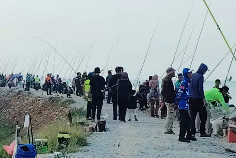 Sebahagian daripada 391 peserta yang mengambil bahagian dalam Pertandingan Memancing Terbuka Selangor di Pantai Kelanang.