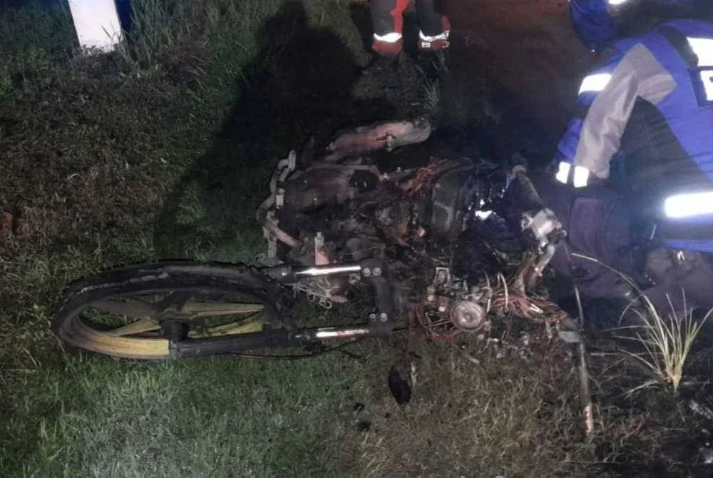 Keadaan motosikal mangsa selepas kemalangan di Penampang pada Isnin.