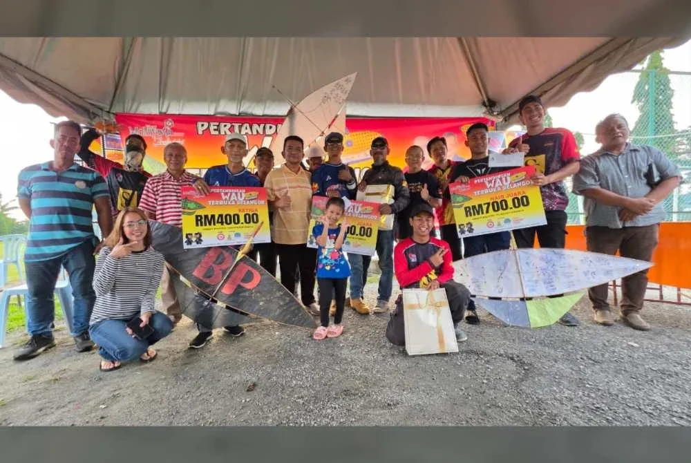 Sharip (empat dari kanan) bergambar bersama pemenang Pertandingan Wau Terbuka Selangor di Padang Awam Kampung Kelanang.