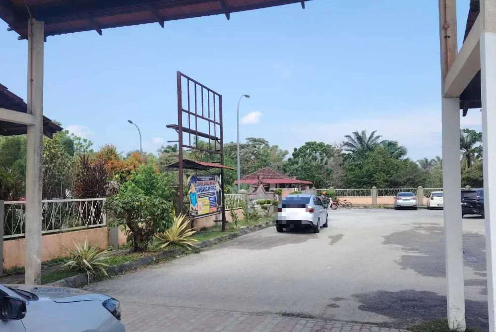 Seorang pelajar Tingkatan Tiga cedera selepas ditikam dalam kejadian di sebuah sekolah di Banting pada Isnin.