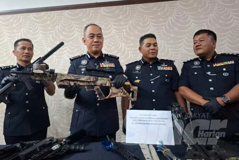 Mohd Alwi (dua dari kiri) menunjukkan laras senjata api tiruan yang dirampas bersama penahanan seorang lelaki dipercayai pengedar dadah di Sitiawan, Manjung, minggu lalu.