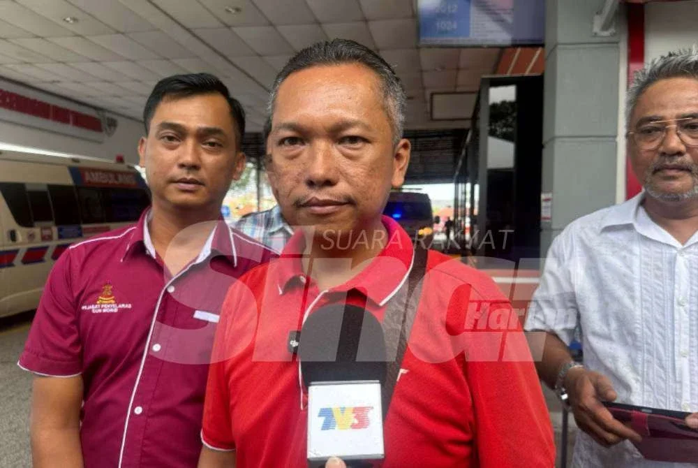 Mohd Firuz (tengah) ketika ditemui pemberita di pekarangan luar wad kecemasan Hospital Banting pada Isnin.