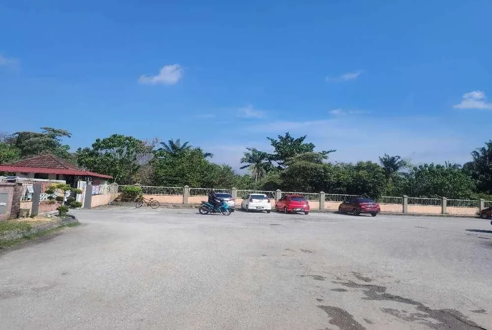 keadaan hadapan sebuah sekolah di Banting susulan insiden seorang pelajar cedera ditikam pada Isnin.