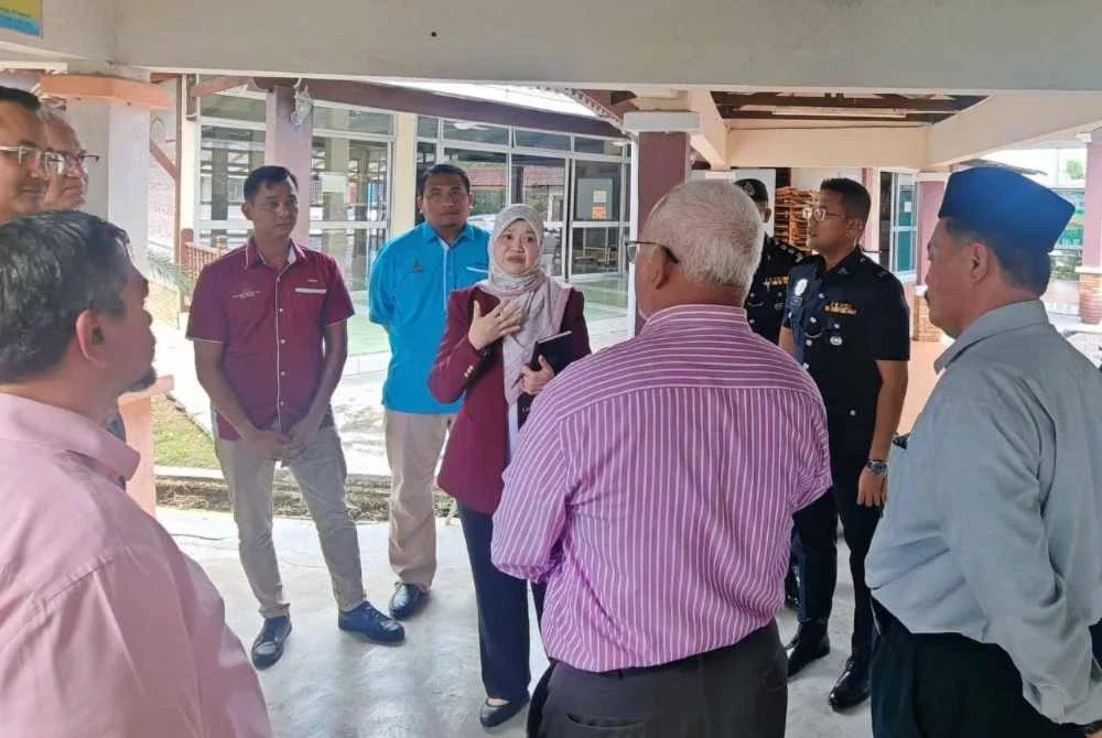 Fadhlina tinjau lokasi kejadian pelajar ditikam Fadhlina tinjau lokasi kejadian pelajar ditikam