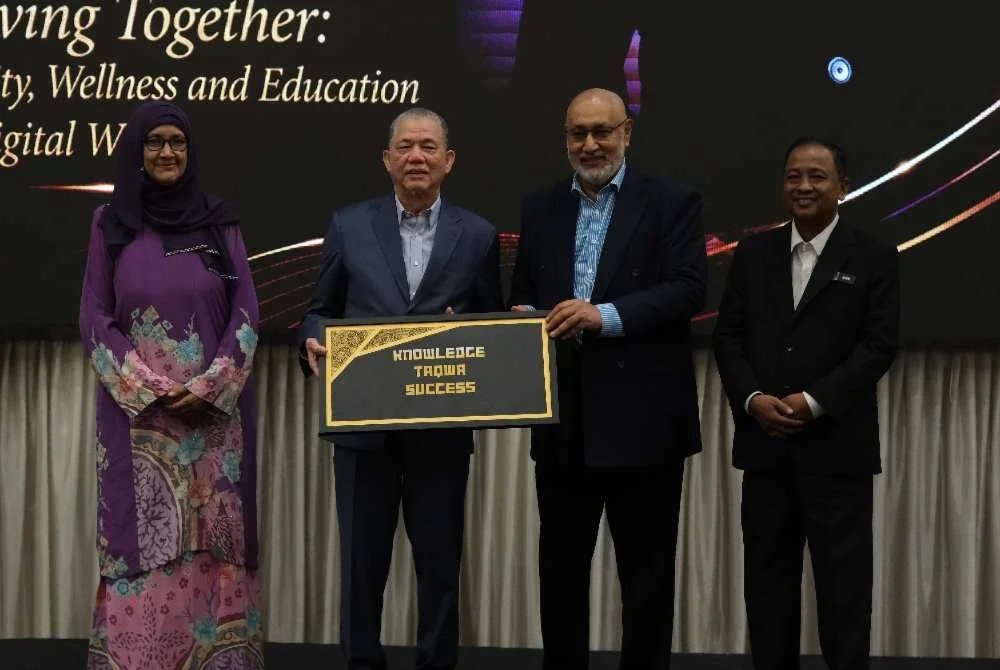 Fadillah (dua dari kiri) bersama Datuk Seri Syed Ali Al-Habshee ketika Persidangan Pelajar Antarabangsa ADNI (AISC) 2026 di Kuala Lumpur.