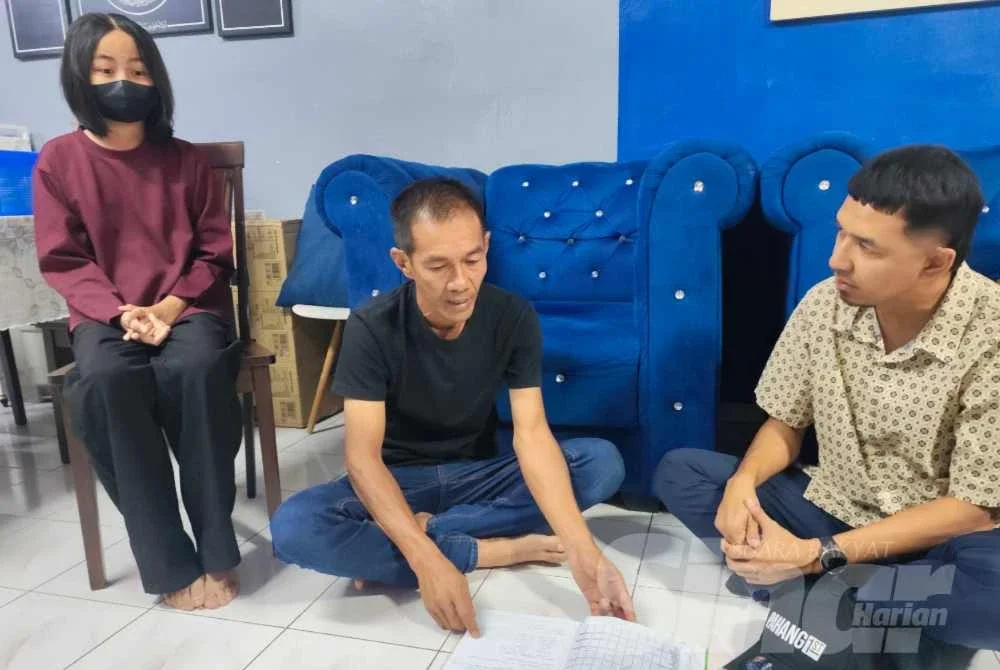 Nik Mohd Ridzuan (kanan) mendengar kisah adik Nur Arissa ketika menziarahi keluarga itu di Kampung Cengal Lempung di sini.