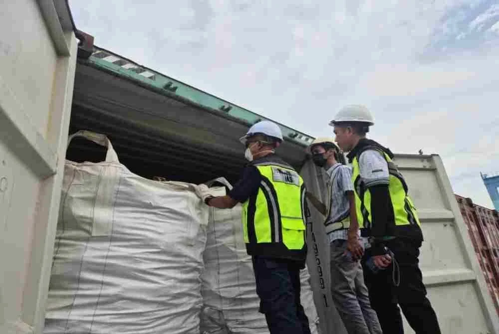 Joint Task Force Buangan Terjadual Pelabuhan Klang yang diketuai AKPS melaksanakan pemeriksaan ke atas kontena berisi muatan e-waste. Foto: AKPS