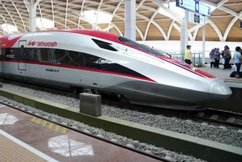 Kereta api laju Woosh menjadi pilihan pelancong Malaysia. - Agensi