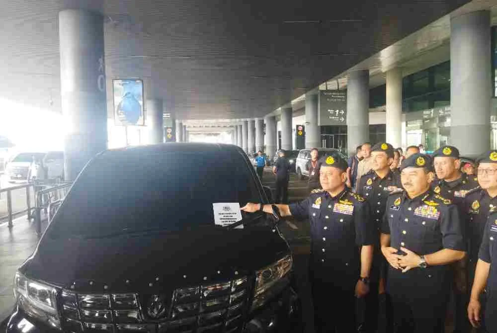 Aedy Fadly menunjukkan kenderaan yang disita di KLIA Terminal 2.