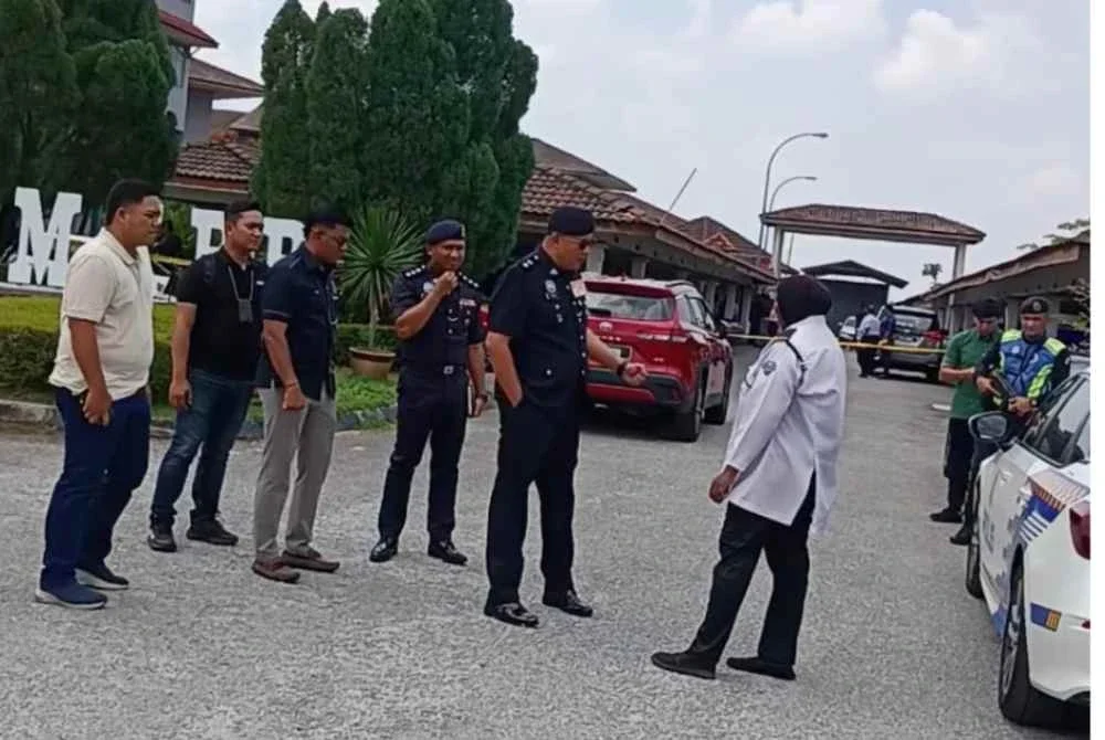 Mohd Akmalrizal (lima dari kiri) hadir melakukan pemeriksaan berhubung kes tikam yang menyebabkan kecederaan seorang pelajar di sebuah sekolah di Banting pada Isnin.
