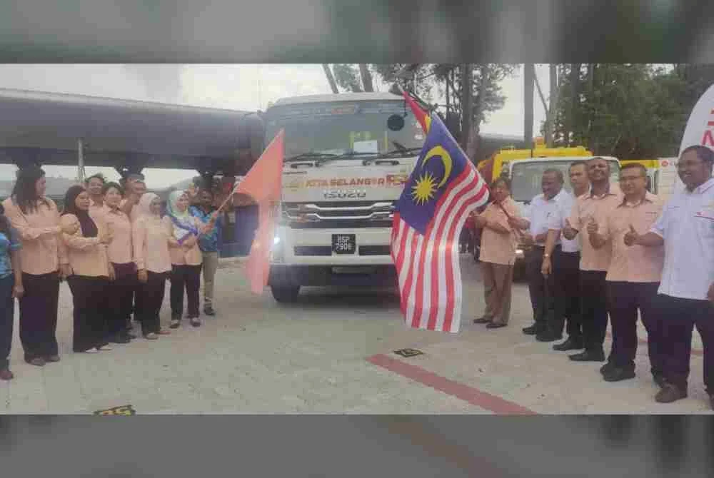 Ramli (empat dari kanan) bersama-sama Yang Dipertua MPHS, Julaihah Jamaludin (dari tepi kiri) semasa simbolik Majlis Penyerahan Lori Kompaktor dan Imej Baru KDEBWM, pada Isnin