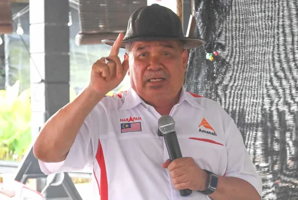 Mohamad berucap pada program Jelajah Johor Bersama Bang Mat di Rengit pada Isnin. Foto Bernama