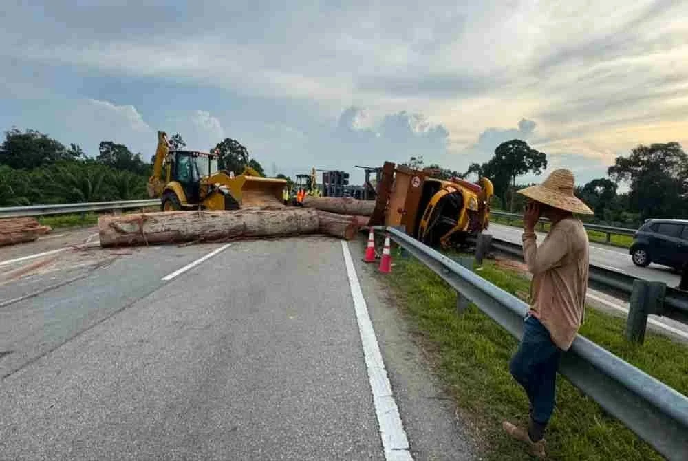 Kayu balak jatuh halang laluan hingga terpaksa ditutup sementara. Foto Polis Maran