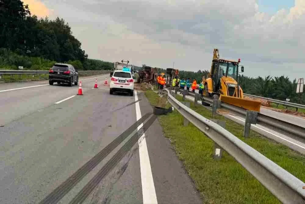 Jentera digunakan bagi membersihkan lokasi kemalangan. Foto Polis Maran