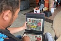 Mohd Ihtisyamuddin melihat keratan akhbar Sinar Harian pada 2016 masih disimpannya.