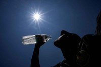 Apabila badan terlalu lama terdedah pada suhu tinggi, ia kehilangan kawalan semulajadi untuk kekalkan suhu badan normal sekitar 37 darjah Celsius. Foto fail Bernama 