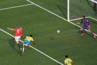 Haaland (kanan) berjaya melepasi halangan Gabriel ketika aksi Norway menentang Brazil di Stadium New Jersey pada Isnin. - FOTO: AFP