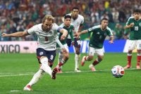 Kane tenang menyempurnakam sepakan penalti untuk England mendahului 3-1. - FOTO: Agensi