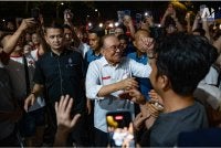 Ketibaan Anwar disambut penyokong pada program Jelajah Johor Ke Depan di Tangkak, Johor pada malam Ahad. Foto Facebook Anwar Ibrahim