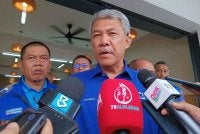 Mohamad bercakap kepada pemberita selepas makan tengah hari bersama pengundi DUN Tiram, Johor Bahru pada Isnin.