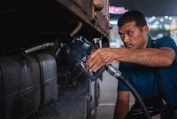 Md Noh Buchik membuat isian minyak melalui BUDI MADANI Diesel (BUDI Diesel) bagi menikmati harga subsidi RM2.10 seliter ketika ditemui di Stesen Minyak Petronas MRR2 Ampang.
Diesel yang dapat dibeli pada harga subsidi bermula hari ini mendapat reaksi positif daripada pelbagai golongan masyarakat.
--fotoBERNAMA (2026) HAK CIPTA TERPELIHARA