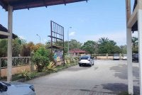 Seorang pelajar Tingkatan Tiga cedera selepas ditikam dalam kejadian di sebuah sekolah di Banting pada Isnin.