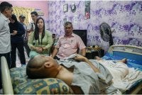 Mohamad Sabu (kanan) bersama calon PH bagi kerusi DUN Permas, Sharon Teo Siew Hui (kiri) menziarahi Suhaimi Hasan pada Program Ziarah Kasih DUN Permas. Foto Bernama