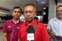 Mohd Firuz (tengah) ketika ditemui pemberita di pekarangan luar wad kecemasan Hospital Banting pada Isnin.