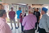 Fadhlina (tengah) ketika meninjau lokasi kejadian seorang pelajar yang dilaporkan ditikam di sebuah sekolah menengah. Foto Facebook Fadhlina Sidek