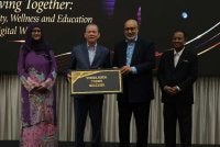 Fadillah (dua dari kiri) bersama Datuk Seri Syed Ali Al-Habshee ketika Persidangan Pelajar Antarabangsa ADNI (AISC) 2026 di Kuala Lumpur.