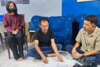 Nik Mohd Ridzuan (kanan) mendengar kisah adik Nur Arissa ketika menziarahi keluarga itu di Kampung Cengal Lempung di sini.