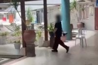 Tangkap layar video tular insiden pelajar ditikam menggunakan sebilah pisau oleh seorang lagi pelajar perempuan di sebuah sekolah di Banting.