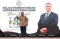 Saarani ketika membentangkan Laporan Kemajuan Tahun Keempat Perak Sejahtera 2030.