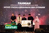MOHD FADHLURRAHMAN (tengah) menerima hadiah utama kuiz Salam Baitullah yang disampaikan Ashwad. Foto MARDHIYYAH HOTEL & SUITES