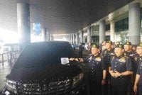 Aedy Fadly menunjukkan kenderaan yang disita di KLIA Terminal 2.