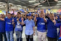 Onn Hafiz (tengah) pada Program Kasi On bersama MB Johor di Homestay Tok Marwan Semerah pada Isnin.