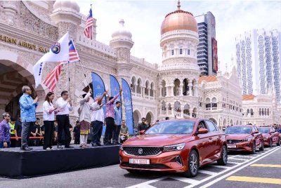 Anwar (tengah) pada Majlis Peluncuran Program Pembaharuan Teksi Madani Nasional di Dataran Merdeka. Foto Bernama