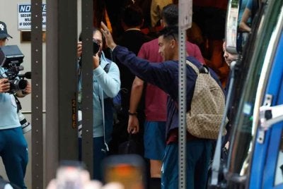 Ronaldo melambai ke arah peminatnya sebaik tiba di hotel penginapan Portugal di Dallas. Foto Agensi 