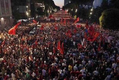 Gambar dari udara menunjukkan ribuan penunjuk perasaan berhimpun di pusat bandar Tirana. Foto AFP
