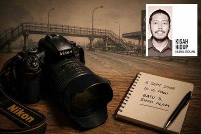 Seorang wartawan bukan sekadar menulis berita. Kadangkala, sekeping gambar juga mampu menceritakan keseluruhan cerita. Foto dijana AI