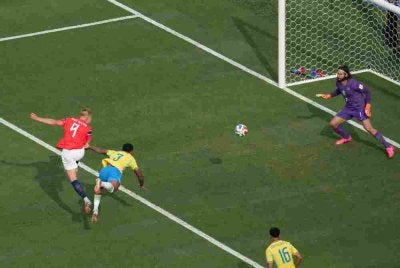 Haaland (kanan) berjaya melepasi halangan Gabriel ketika aksi Norway menentang Brazil di Stadium New Jersey pada Isnin. - FOTO: AFP
