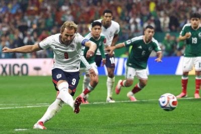 Kane tenang menyempurnakam sepakan penalti untuk England mendahului 3-1. - FOTO: Agensi