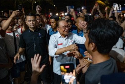 Ketibaan Anwar disambut penyokong pada program Jelajah Johor Ke Depan di Tangkak, Johor pada malam Ahad. Foto Facebook Anwar Ibrahim