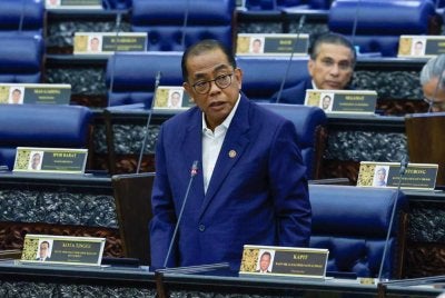 Mohamed Khaled ketika membentangkan Isu Pembatalan Lesen Eksport Sistem Naval Strike Missile (NSM) pada Mesyuarat Kedua, Penggal Kelima, Parlimen ke-15 Dewan Rakyat di Bangunan Parlimen. Foto Bernama