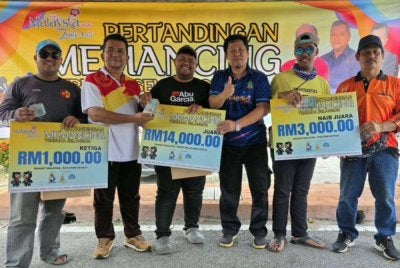 Sharip (tiga dari kanan) bergambar bersama pemenang Pertandingan Memancing Terbuka Selangor di Pantai Kelanang.