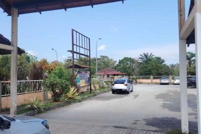 Seorang pelajar Tingkatan Tiga cedera selepas ditikam dalam kejadian di sebuah sekolah di Banting pada Isnin.