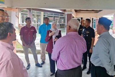 Fadhlina (tengah) ketika meninjau lokasi kejadian seorang pelajar yang dilaporkan ditikam di sebuah sekolah menengah. Foto Facebook Fadhlina Sidek